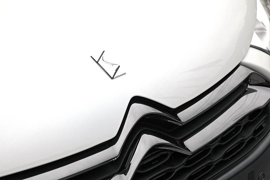 シトロエンのエンブレム「ダブルシェブロン」をアレンジして「DS」を表すDSラインのエンブレムはフロントとBピラーに。テールゲートのエンブレムは車名を表す