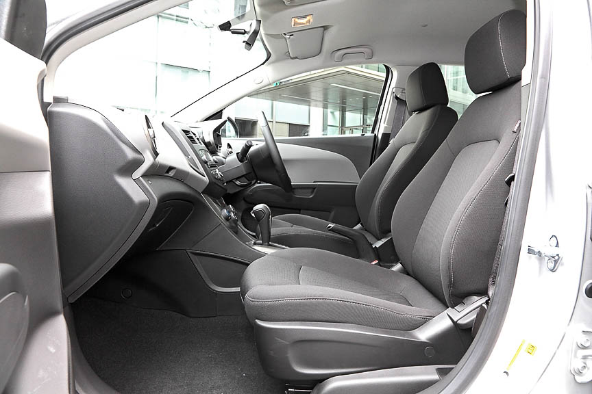 ブラック基調の室内