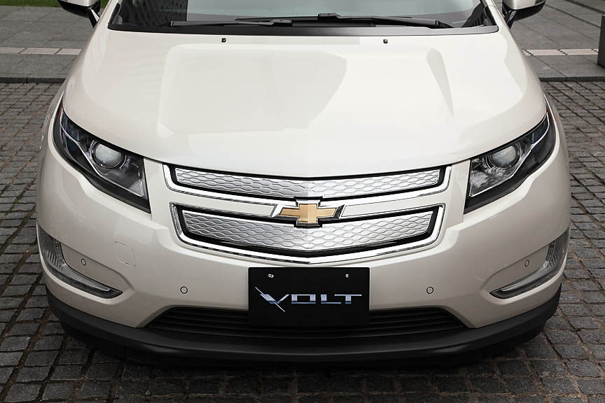 シボレーの2分割グリルにはメッシュ風の模様が入ったパネルが付く。ヘッドライトはプロジェクタータイプのハロゲン