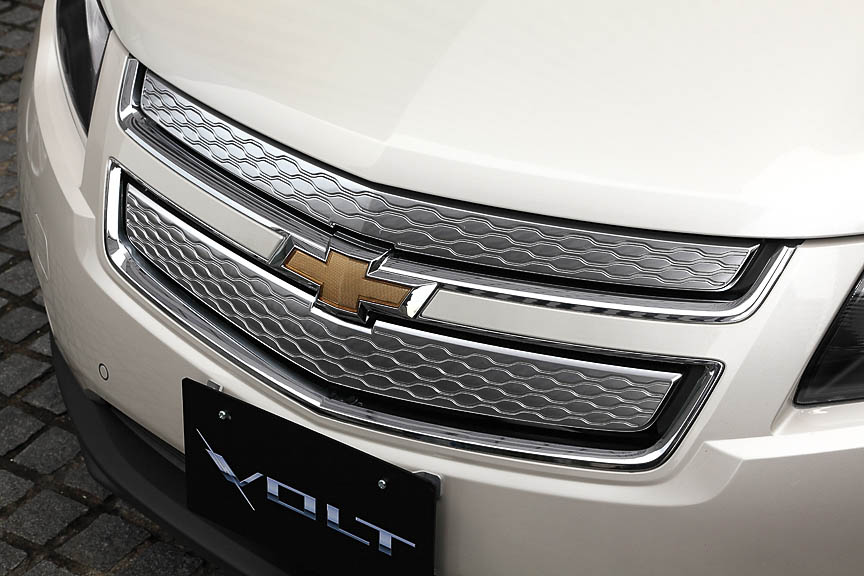 シボレーの2分割グリルにはメッシュ風の模様が入ったパネルが付く。ヘッドライトはプロジェクタータイプのハロゲン