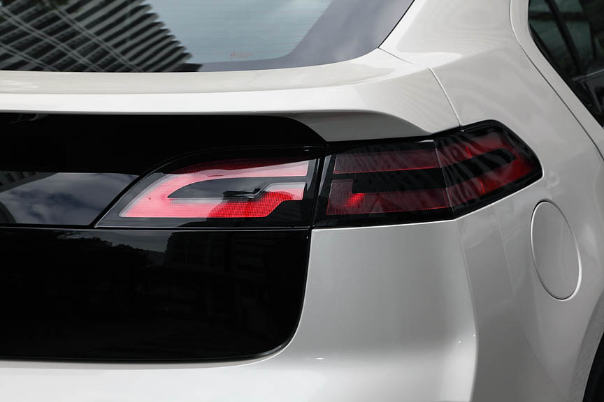 ワイパーは支点が左右端にあるタイプ