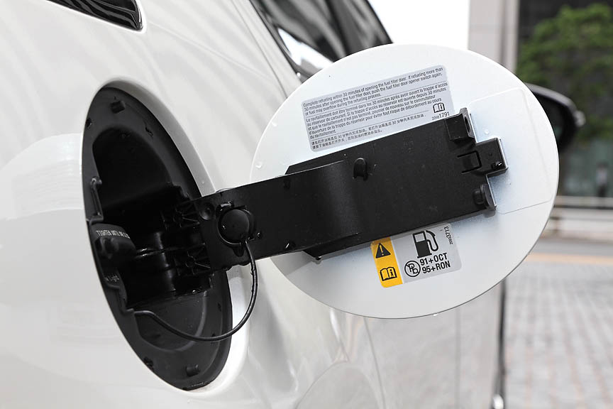 右リアフェンダーには給油口。ハイオク仕様だ