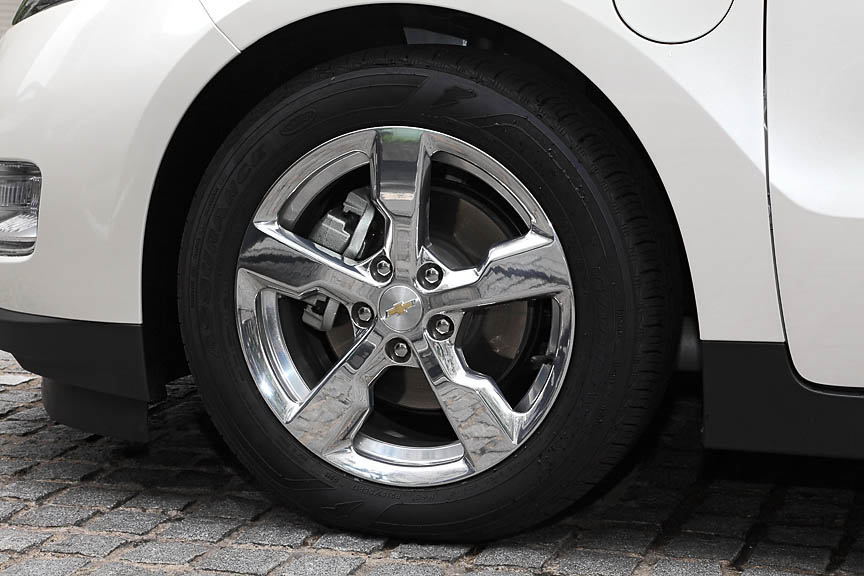 タイヤはグッドイヤー アシュアランス フューエルマックスの215/55 R17。ポリッシュドアルミホイールを装着していた