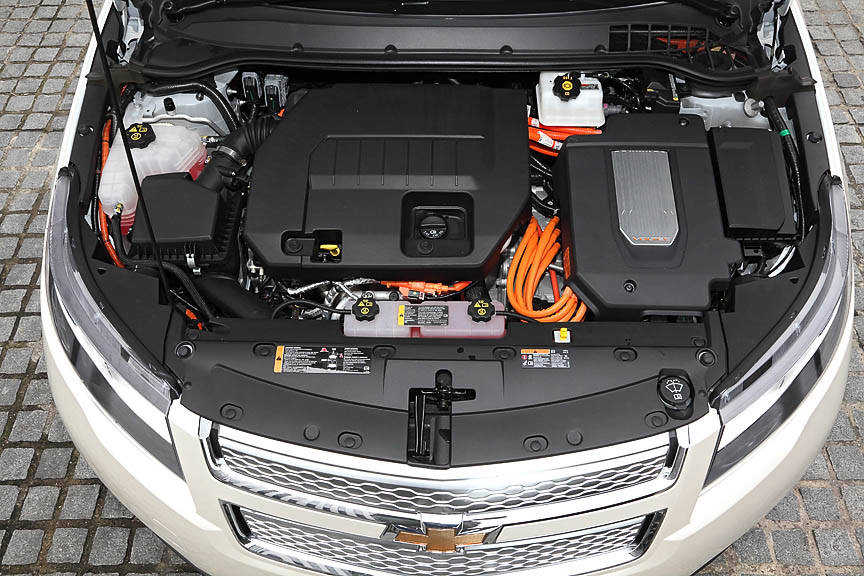 エンジンルーム。中央がガソリンエンジンで進行方向左にモーターなどの制御ユニットがある。大量のオレンジ色の高電圧ケーブルが見える