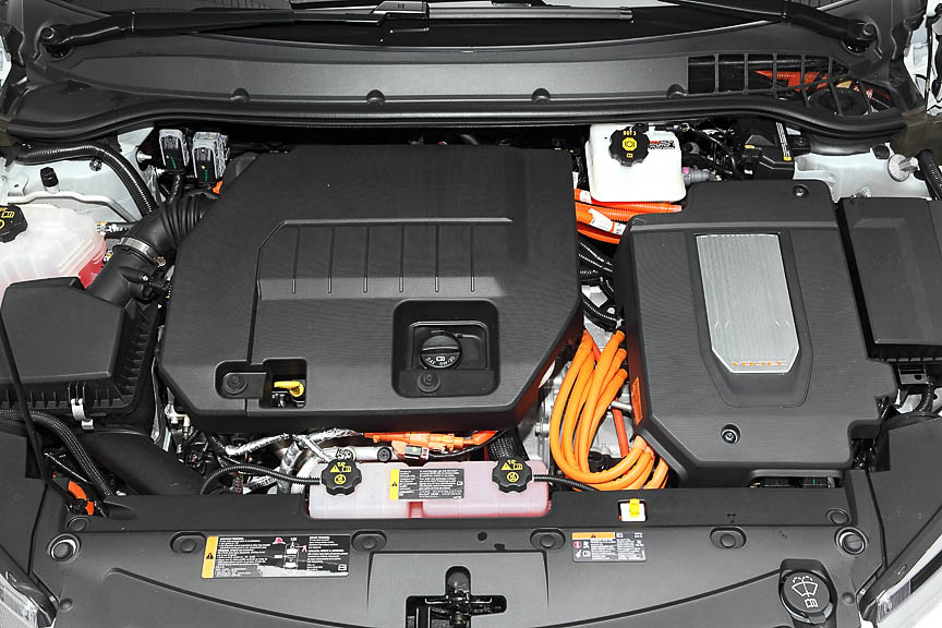エンジンルーム。中央がガソリンエンジンで進行方向左にモーターなどの制御ユニットがある。大量のオレンジ色の高電圧ケーブルが見える