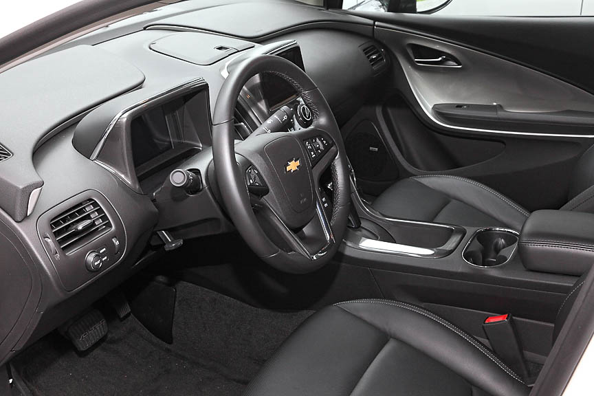 ステアリングやセンターコンソールの造形はシボレー各車に共通するもの