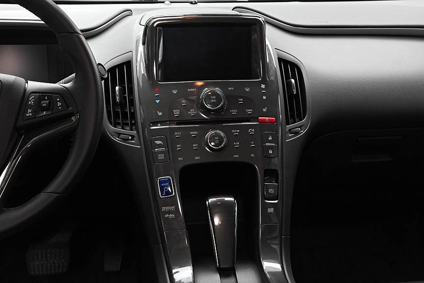 ステアリングやセンターコンソールの造形はシボレー各車に共通するもの