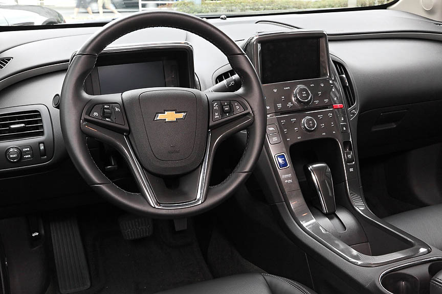 ドライバー正面のメーターパネルは液晶ディスプレイになっている