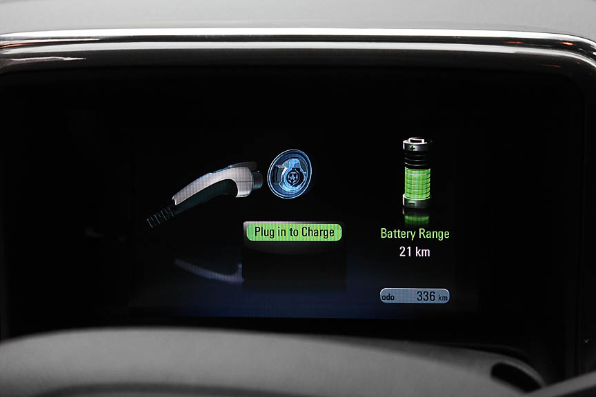 ドライバー正面のメーターパネルは液晶ディスプレイになっている