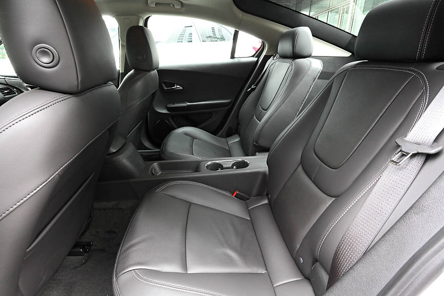 リアシートはセンタートンネルに区切られた4シーター仕様。センタートンネル下にリチウムイオンバッテリーがある