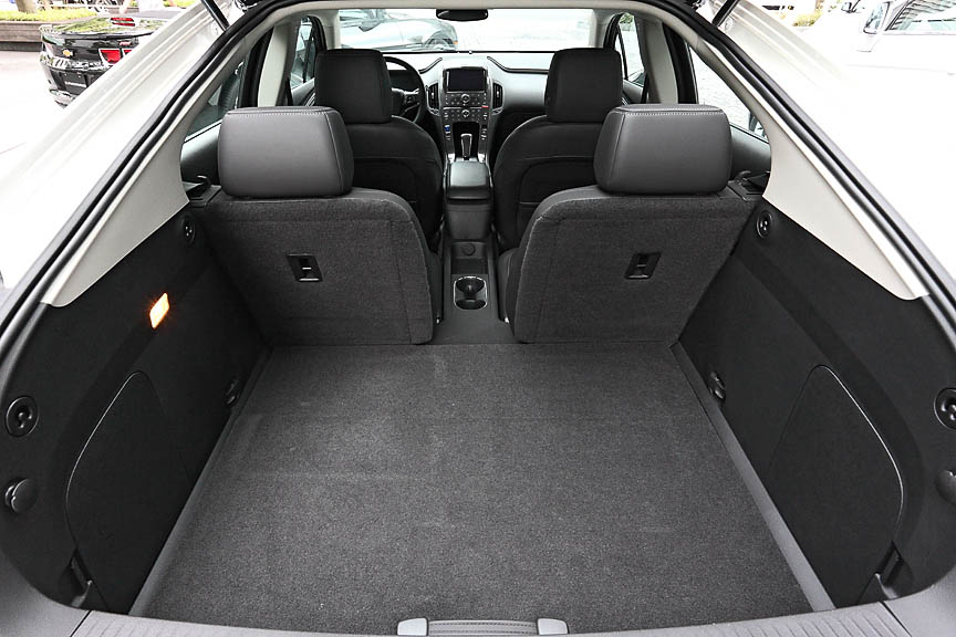 ラゲッジスーペース。後席は前方へ倒れるようになっている