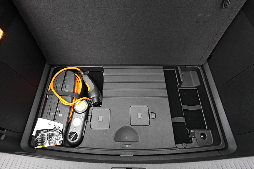 ラゲッジスペース下には12Vの補機類用バッテリーと、駆動用バッテリーの充電ケーブルがある