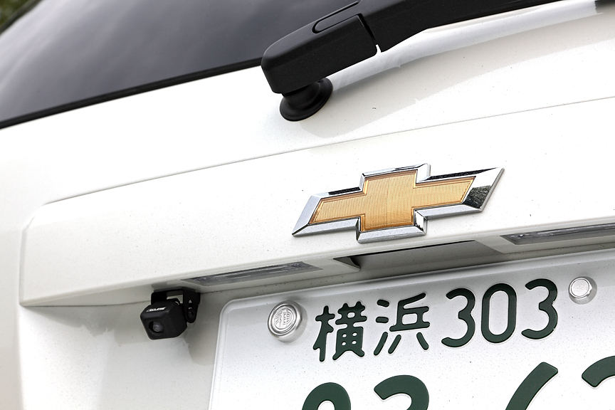 リアゲート中央にもボウタイエンブレム。奥にあるバックカメラはオプション