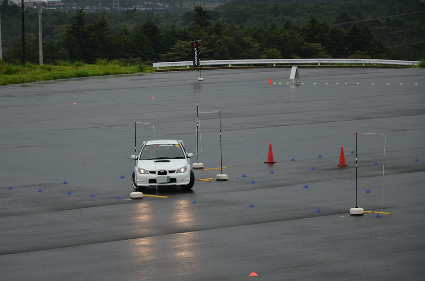 第2レーンの直角コーナー。縦に張られたゴム紐で車幅間隔を養う