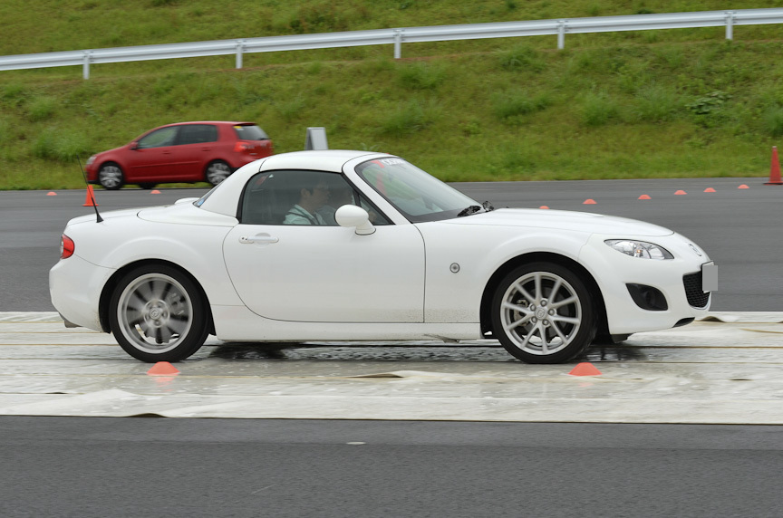 第3レーンはシートの上に洗剤入りの水を撒いた低μ路。写真中央のロードスターは後輪がスリップしているのが分かる