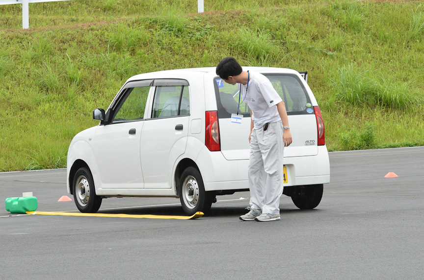 第4レーンには車幅間隔を養うため、縁石を模した黄色のゴムを地面に置いて、一旦駐車するセクションもある