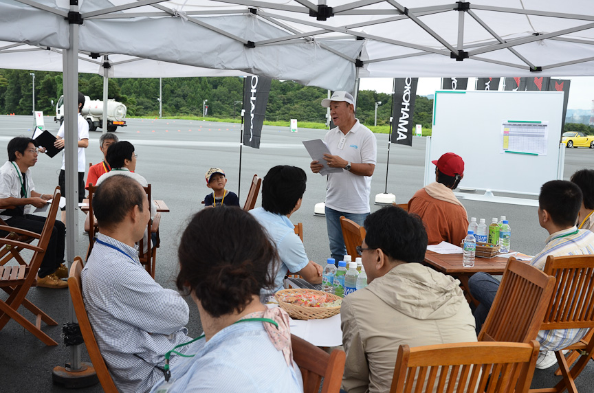 ブリーフィングする日下部氏