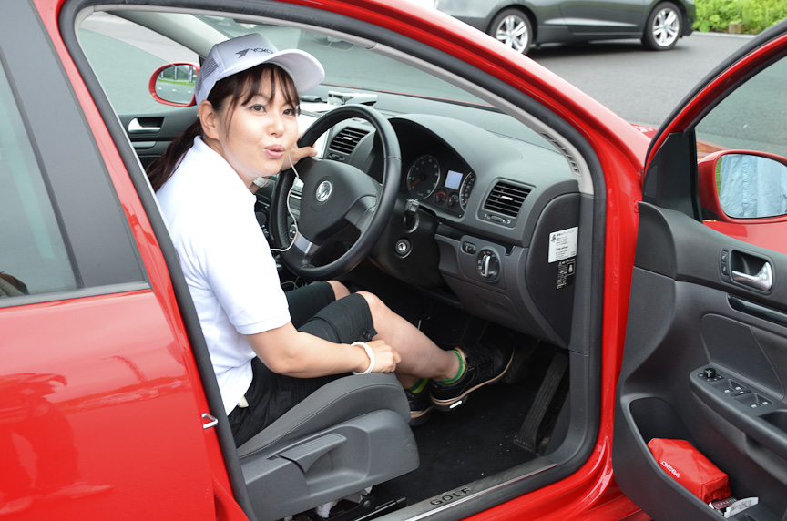 ドライビングポジションを説明する竹岡インストラクター