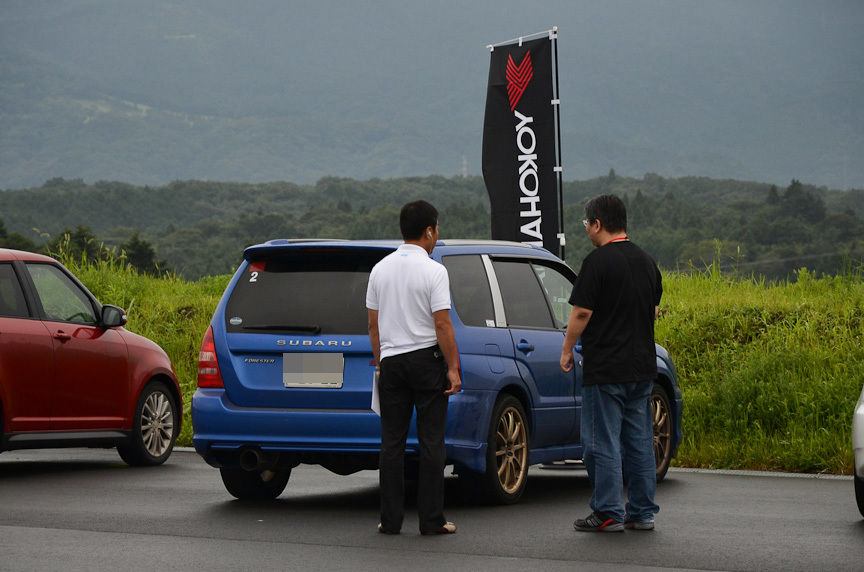 自車のサスペンションをインストラクターにチェックしてもらう参加者