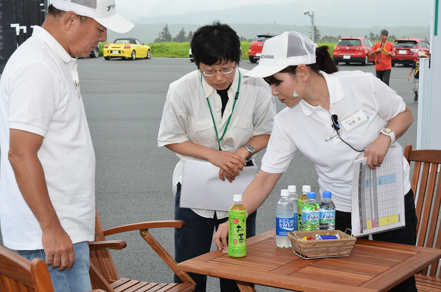 自車のサスペンションをインストラクターにチェックしてもらう参加者
