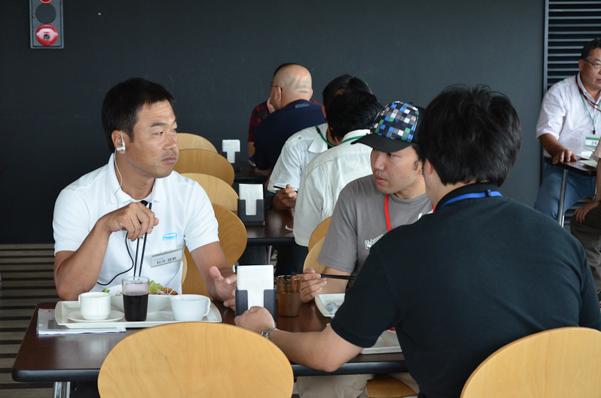昼食中もインストラクターに質問できる