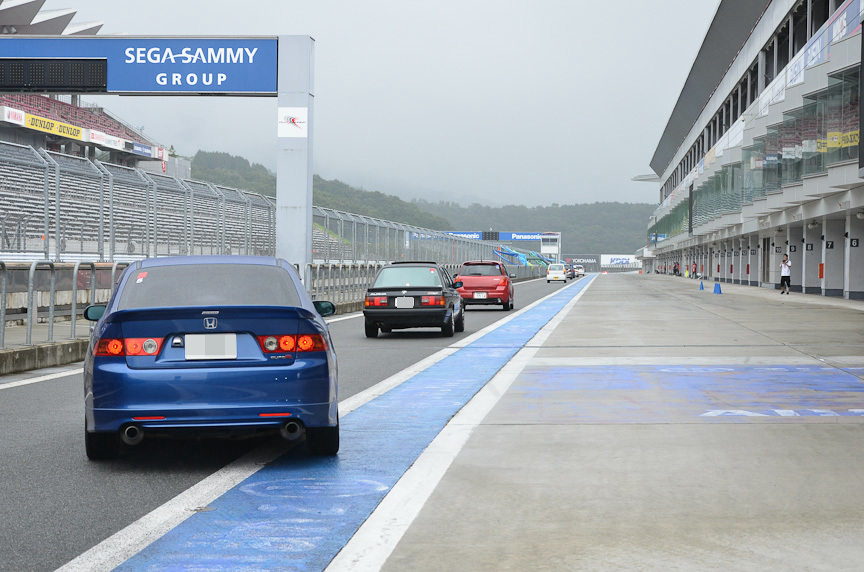 昼食前にはレーシングコースを3周する体験走行ができた