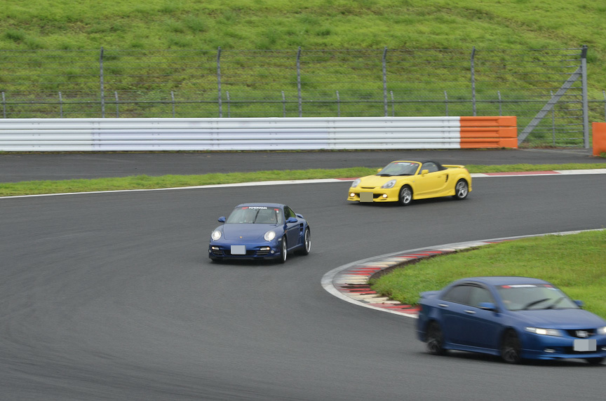 昼食前にはレーシングコースを3周する体験走行ができた