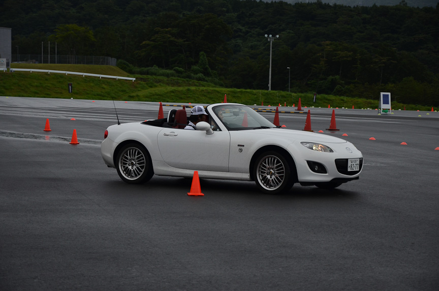 最後に片岡インストラクターがバックスラロームを披露。タイムは全参加者より速かったが、最後の車庫入れでパイロンを倒して失格に