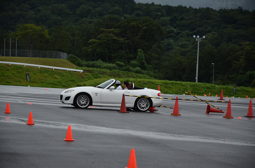 最後に片岡インストラクターがバックスラロームを披露。タイムは全参加者より速かったが、最後の車庫入れでパイロンを倒して失格に