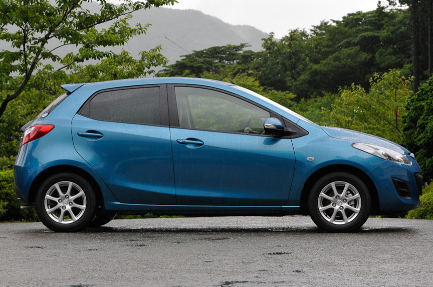 ボディーサイズは1815×1425×1220mm（全長×全幅×全高）、ホイールベース2490mm。車重は1010kg