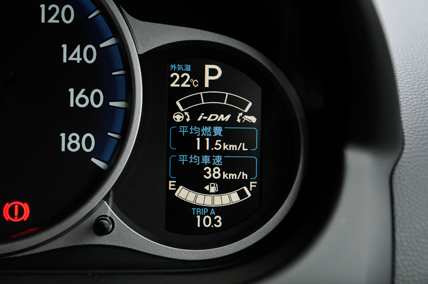 13-SKYACTIVはドライバーのアクセル、ステアリング、ブレーキ操作や車速の変化を検知して低燃費運転やスムーズな運転をサポートする「i-DM（インテリジェント・ドライブ・マスター）」を装備。ランプの色やゲージの点灯によってリアルタイムに運転操作を判定。運転終了後にスコア、アドバイス、運転スキルレベルを示す3段階の「ステージ」が表示される