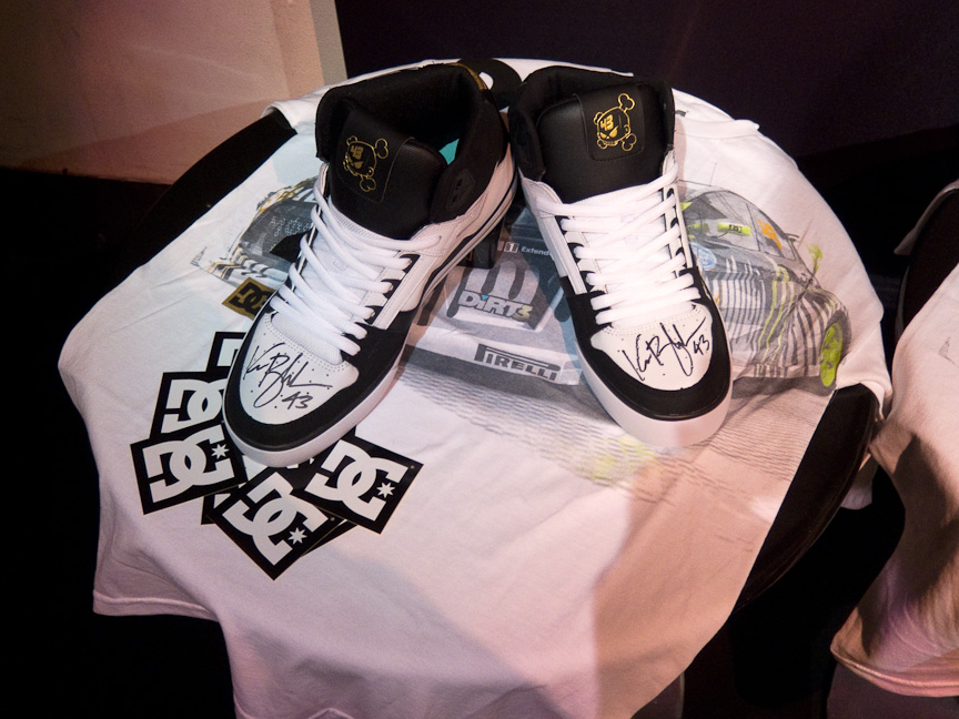 優秀作品の投稿者にプレゼントされるケン・ブロック氏のサイン入りシューズ