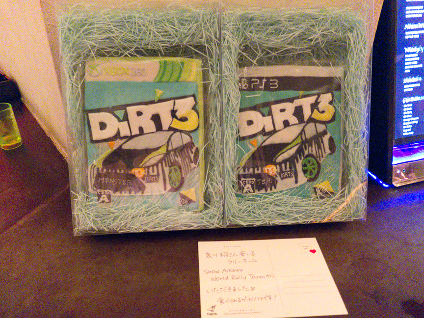 発売イベントに展示されていた「食べられる『DiRT 3』」。アジアクロスカントリーラリーに参戦した哀川翔氏のチームからのプレゼント