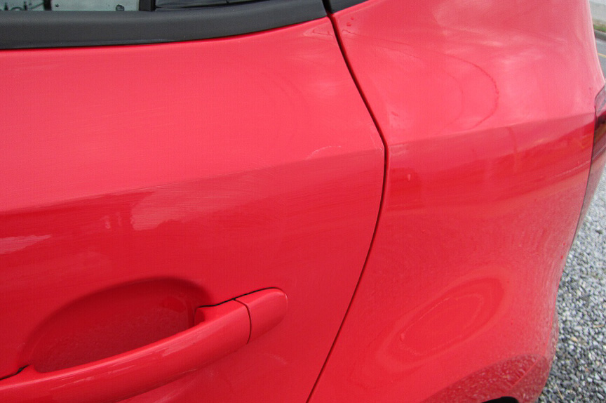 ドアノブなど入り組んだところは無理に塗らずに拭き取りの際に延ばすとよいだろう。ワックスが詰まるほうが見栄えがわるくなるからだ