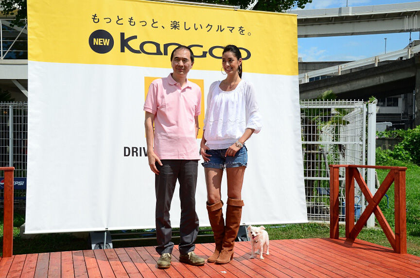 大極COOとのフォトセッションに森泉さんの愛犬が飛び入り参加。ちゃんとカメラに向いていた