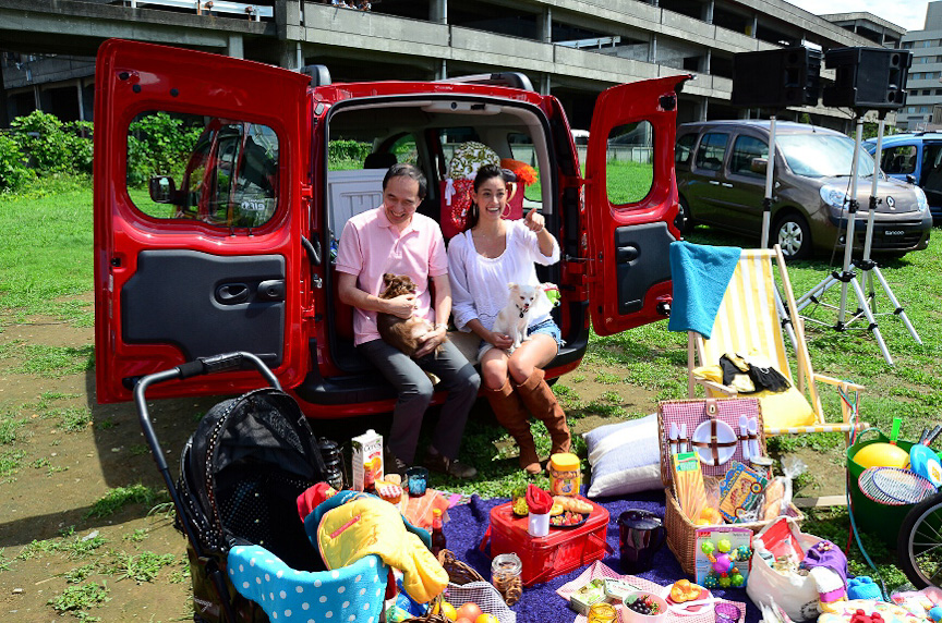 プロデュースしたラゲッジルームで大極COOと記念撮影