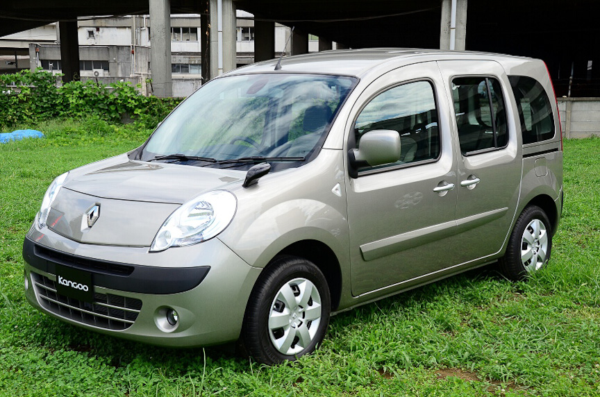 シックなカラーのグリ ベージュ メタリック。マイナーチェンジ前から用意されているカラーだがサイドモールがボディー同色となった