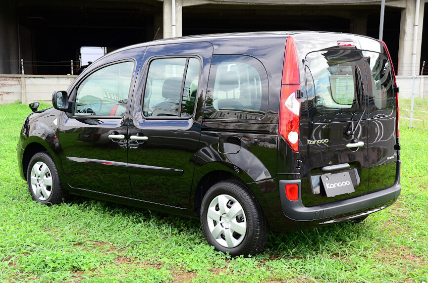 マイナーチェンジ前からのカラー、ノワール メタル メタリック。いわゆる黒