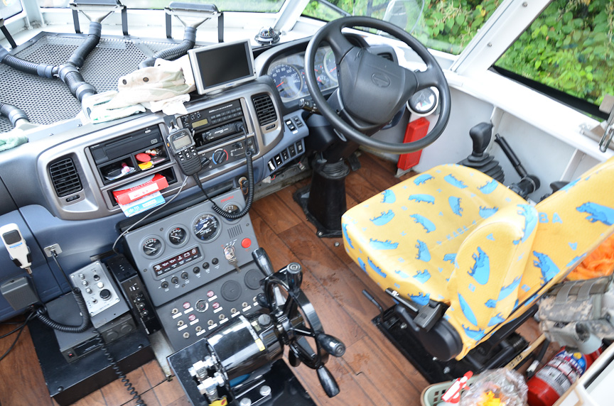 陸上はハンドルで、湖上では左下の舵で走る。