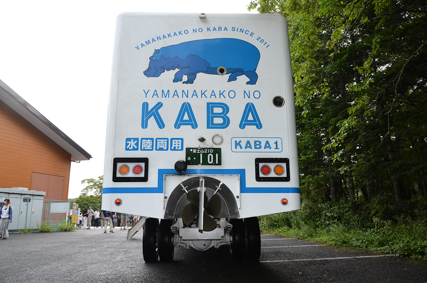 4つのタイヤ＋後方には当然ながらスクリュー