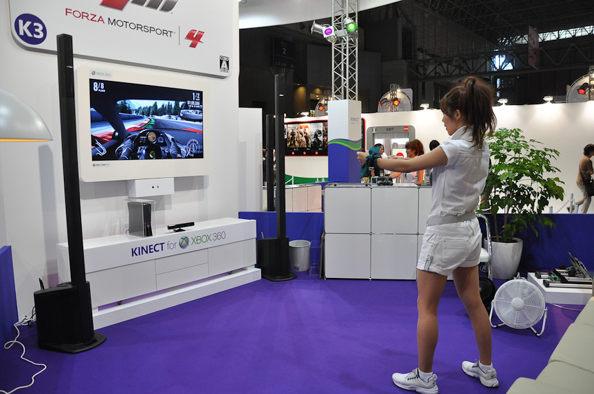 Forza Motorsport 4でのKinectプレイ。エアステアリングと言いたくなるような、不思議な景色