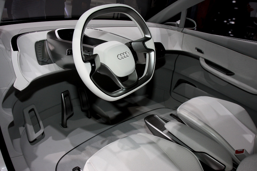 ステアリングは楕円形