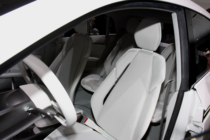 シートは薄型でホールド性のよさそうなもの