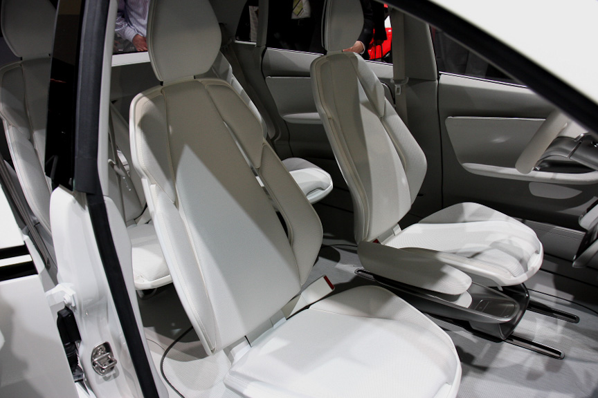 シートは薄型でホールド性のよさそうなもの