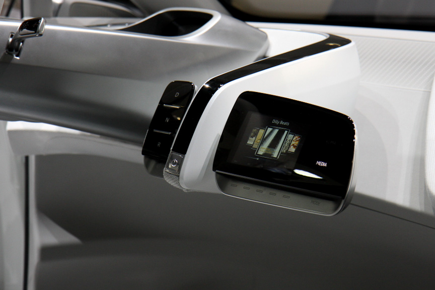 センターコンソールにはインターネット接続できるモニターを装備