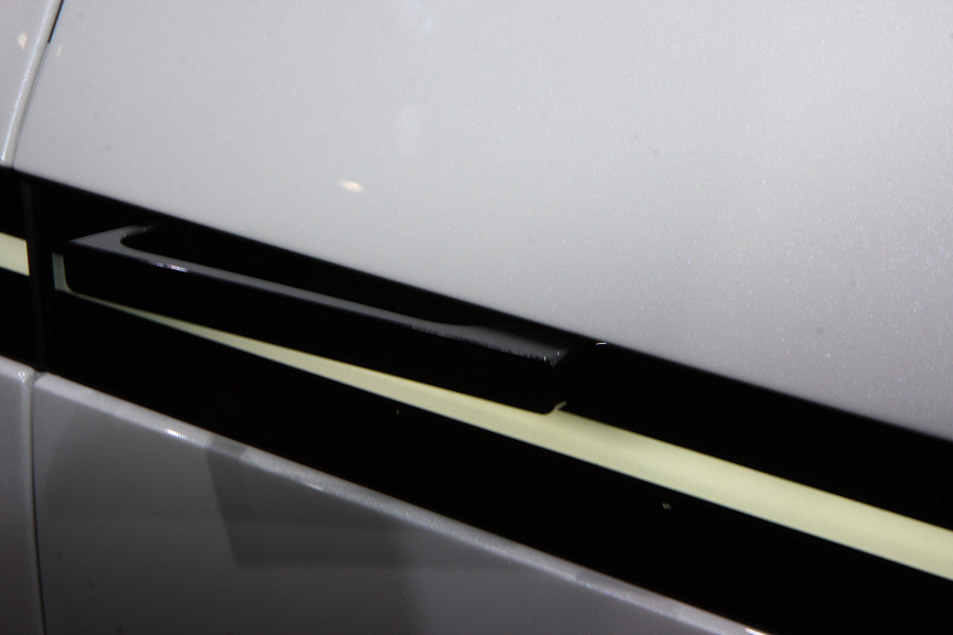 ドアハンドルはボディー側に内蔵される