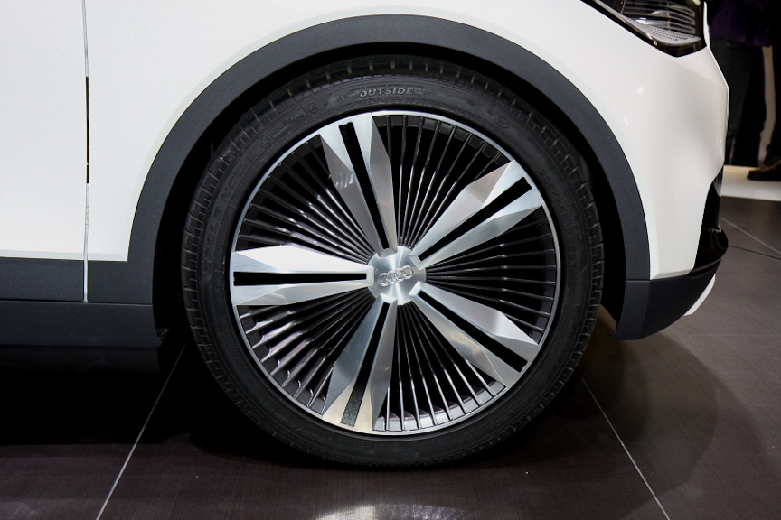 ホイールデザインはe-tronファミリーに共通したクラシカルなツインスポーク