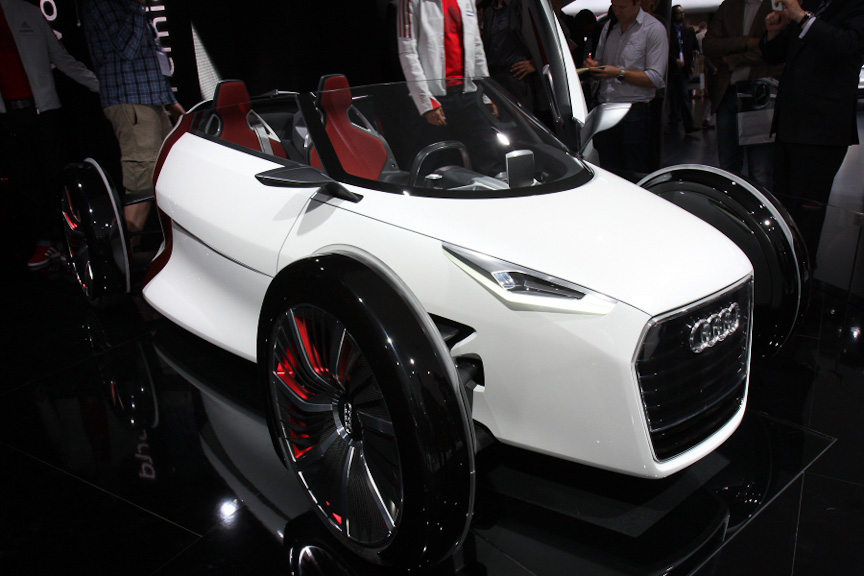 縦に独立した2つのシートが並ぶ独創的なEVのアーバンコンセプト