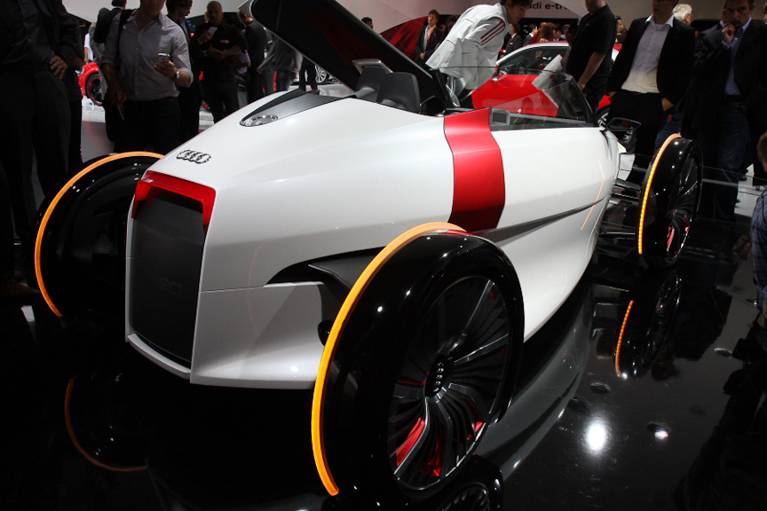 縦に独立した2つのシートが並ぶ独創的なEVのアーバンコンセプト