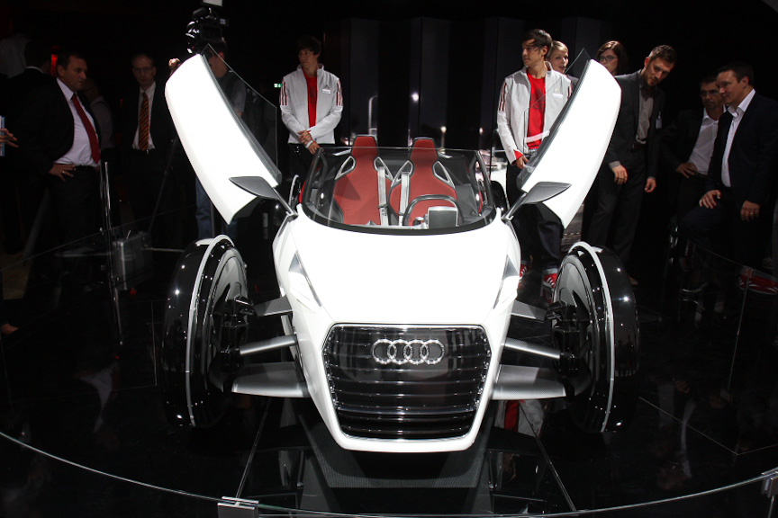 縦に独立した2つのシートが並ぶ独創的なEVのアーバンコンセプト